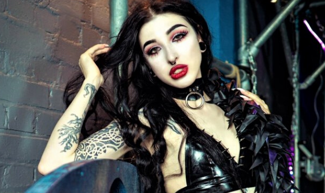 affinity noir als Domina